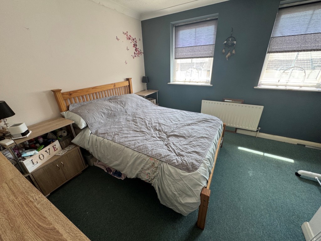 Lot: 98 - MODERN FREEHOLD TWO-BEDROOM TERRACE HOUSE FOR INVESTMENT - Bedroom 1